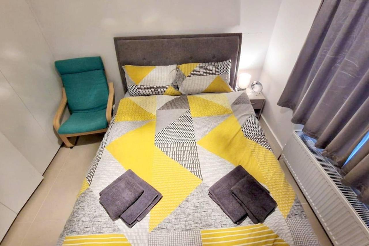 Modern 3-Bed House In Surrey Quays Villa London Bagian luar foto